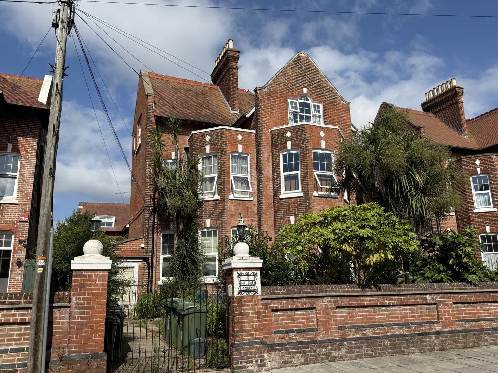 Lot: 1 - SUBSTANTIAL FREEHOLD INVESTMENT COMPRISING ELEVEN FLATS - Detached building showing front gardens